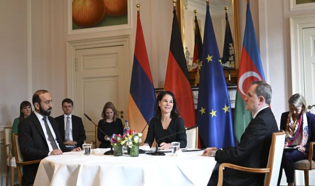 Azerbaycan ve Ermenistan barış için Berlin'de görüştü