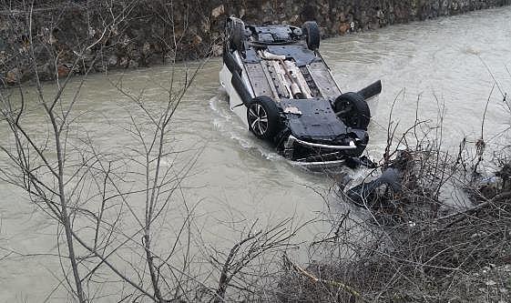 Bolu’da yoldan çıkan cip dereye uçtu: 4 kişi boğulmak üzereyken kurtarıldı