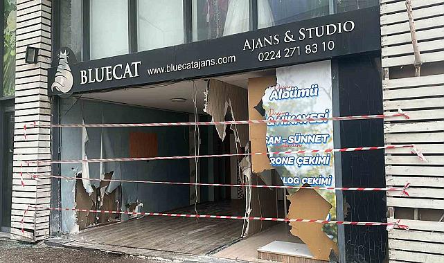 Bursa'da kontrolden çıkan otomobil dükkana girdi