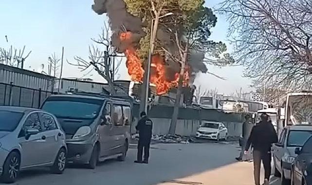 Bursa'da park halindeki otobüs alev alev yandı