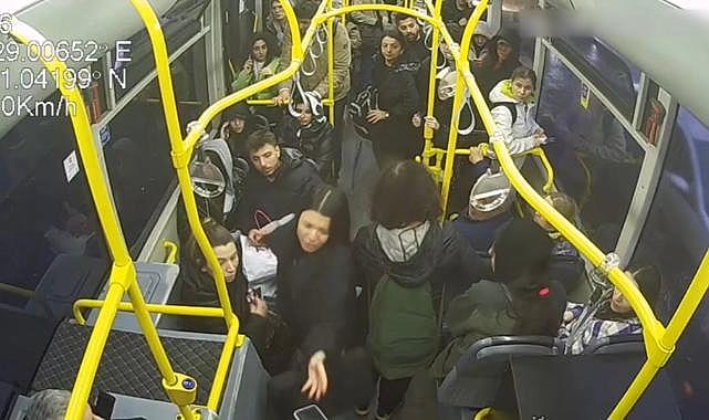 Çaldığı telefonu beğenmeyen yan kesici sahibine geri verdi
