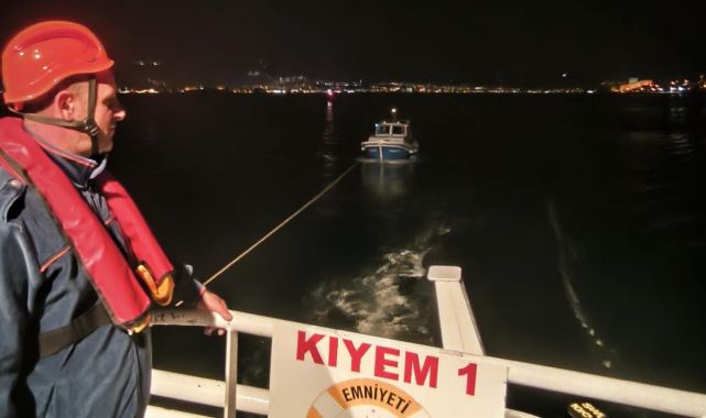 Çanakkale Boğazı'nda sürüklenen tekne kurtarıldı