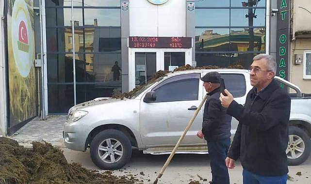 Çiftçilerden CHP'li başkan adayına hayvan dışkılı protesto