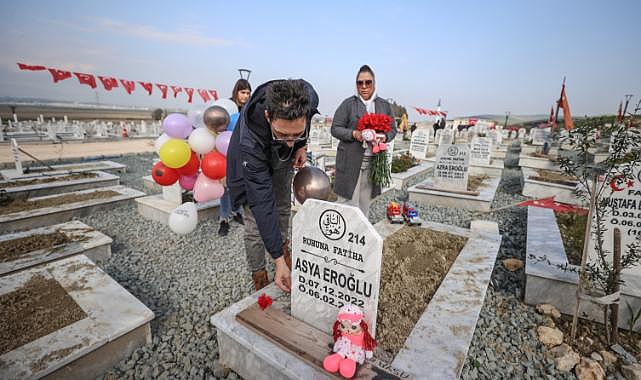 Çocukların mezarlarına oyuncak ve balon bırakıldı