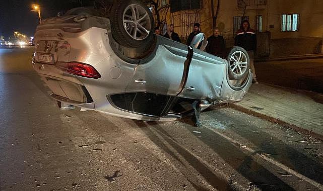 Direksiyon başında fenalaştı, otomobiliyle direğe çarpıp takla attı
