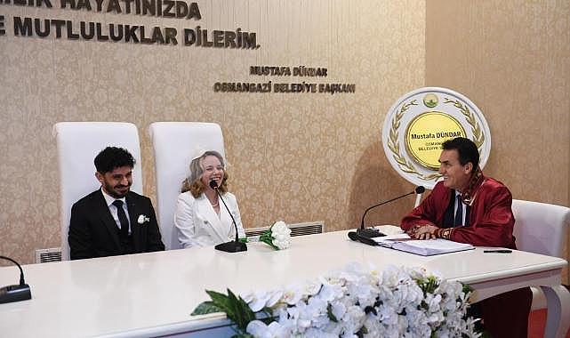 Dünya evine giren çifte Dündar'dan sürpriz