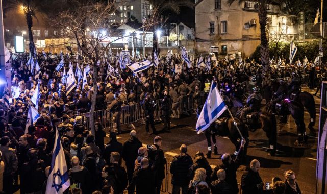 İsrailliler Netanyahu hükümetinin istifası ve erken seçim talebiyle sokaklara indi