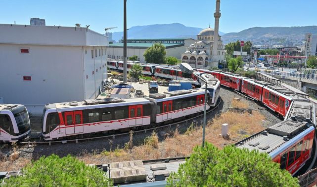 İzmir Büyükşehir Belediye Başkan adayları Dağ ve Tugay'dan ücretsiz aktarma açıklaması
