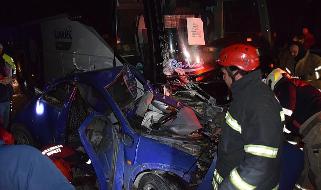 İzmir'de yolcu otobüsü ile otomobil çarpıştı: 2'si ağır 4 yaralı