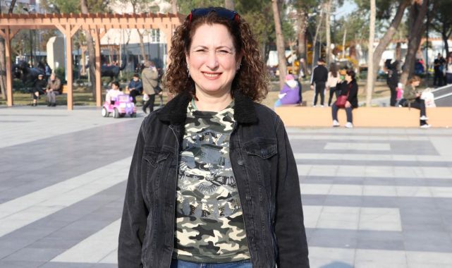 İzmir'de bebekken evlatlık verilen 48 yaşındaki kadın, anne babasına ulaşmaya çalışıyor