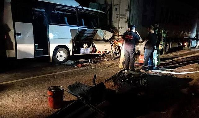 İzmir'de tır minibüsle çarpıştı: 2 ölü