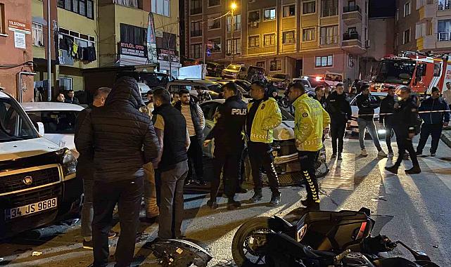 Kağıthane'de kontrolden çıkan otomobil, park halindeki araçlara çarptı: 2 yaralı