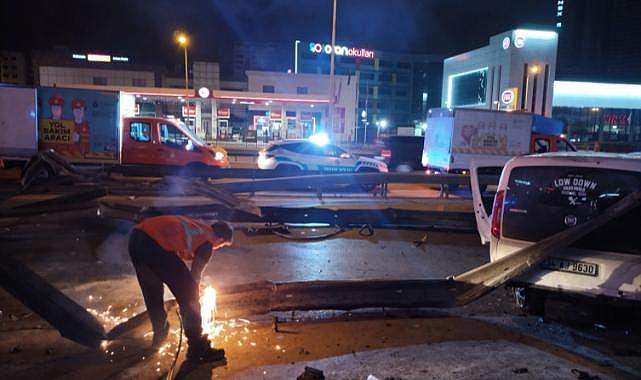 Kartal'da kontrolden çıkan araç bariyerlere ve taksiye çarptı: 4 yaralı