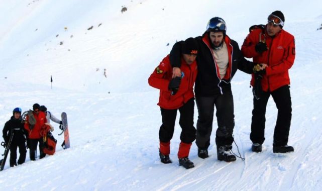 Kayak merkezinde kayalıkta mahsur kalan kişi kurtarıldı