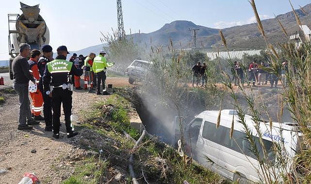 Mersin'de minibüsle otomobil çarpıştı: 1 ölü, 13 yaralı