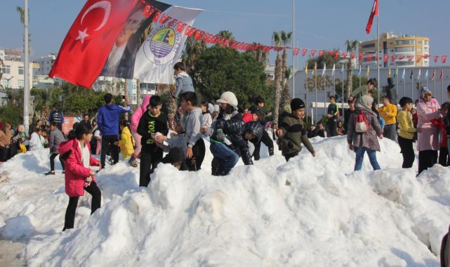 Mersin sahiline kamyonlarla kar getirildi