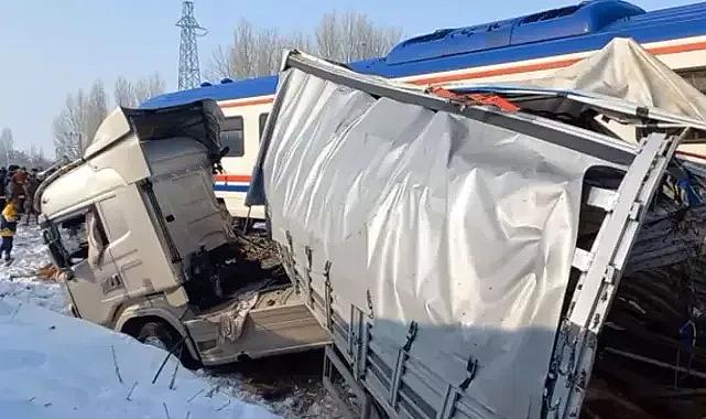 Muş’ta feci kaza: Yolcu treni, boğa yüklü TIR’a çarptı: 2 kişi hayatını kaybetti