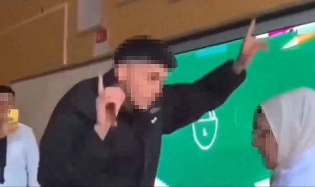 Öğretmenin karşısında dans edip sosyal medya için video çektiler