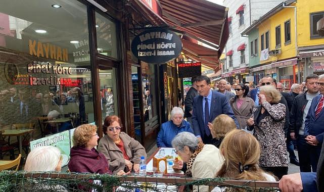 Osmangazi Belediye Başkanı Mustafa Dündar , Kayhan'da esnafla bir arada