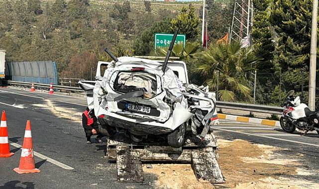 Otomobil iki tırın arasında kaldı, sürücü hayatını kaybetti