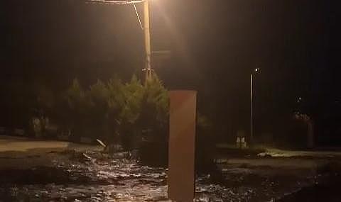 Su borusu patladı, yollar göle döndü