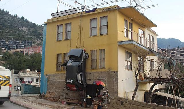 Sürekli kaza yapan otomobilini eve astı: 'Suç bende değil onda'