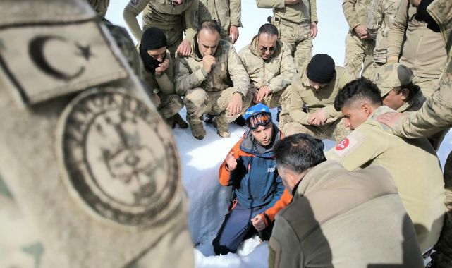 Van'da güvenlik korucularından çığ tatbikatı