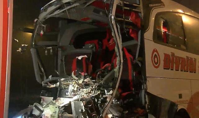 Yolcu otobüsü tıra çarptı: 19 kişi yaralandı
