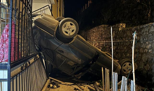 Yoldan çıkan otomobil bir evin balkonuna girdi