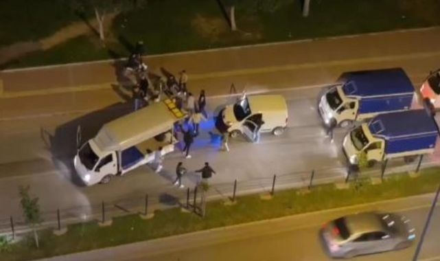 Yolu kapatıp asker eğlencesi düzenlediler