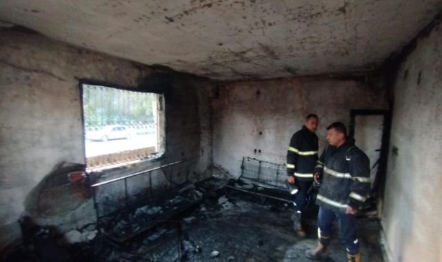Adana'da çıkan yangında ev kullanılamaz hale geldi