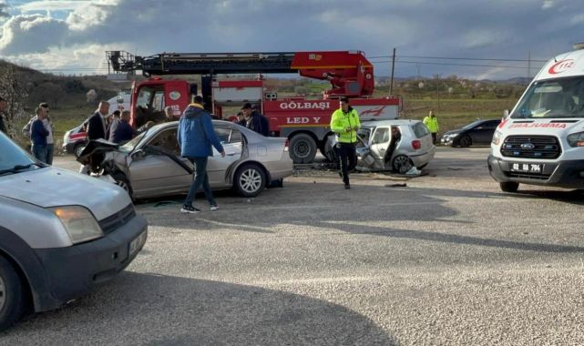 Adıyaman'da iki otomobil çarpıştı: 1 ölü, 3 yaralı