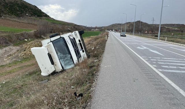 Amasyada devrilen kamyondaki 3 kişi yaralandı