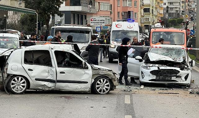 Antalya'da 3 aracın karıştığı kazada 2 kişi hayatını kaybetti