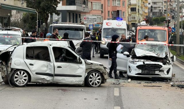Antalya'da 3 aracın karıştığı kazada 2 kişi hayatını kaybetti