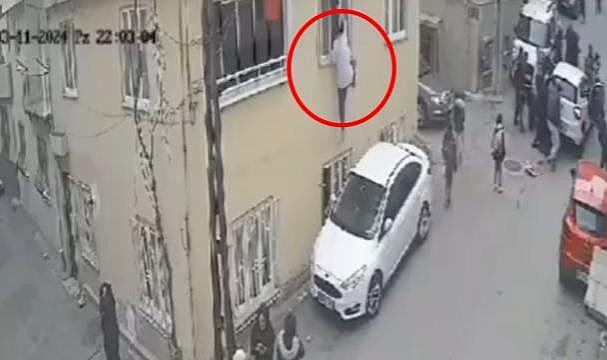 Araba çarpan kıza yardım için pencereden atladı