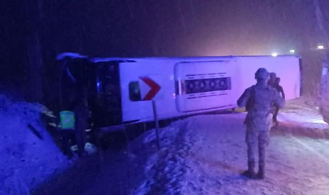 Bingöl'de yolcu otobüsü devrildi: 18 yaralı