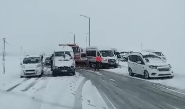 Bitlis'te 10 araç birbirine girdi: 16 yaralı