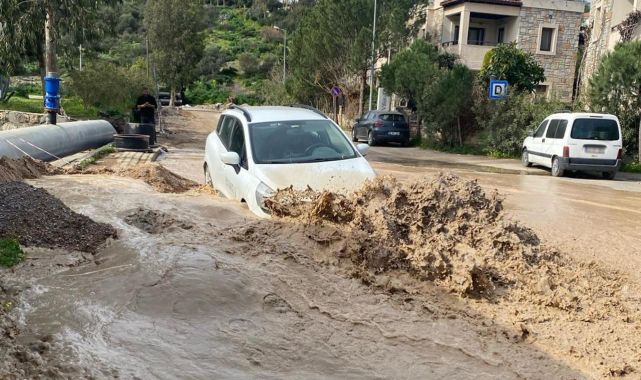 Bodrum'da içme suyu isale hattı patladı, yol göle döndü