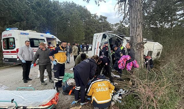 Bolu'da minibüs devrildi: 19 yaralı