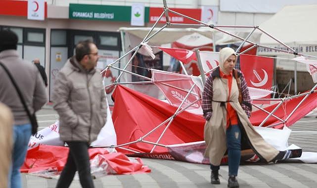 Bursa’da etkili olan fırtına parti stantlarını yerle bir etti