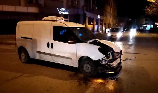 Bursa'da hafif ticari araç ile otomobil çarpıştı: 4 yaralı