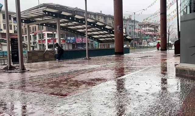 Bursa'da beklenen yağmur fırtınayla geldi