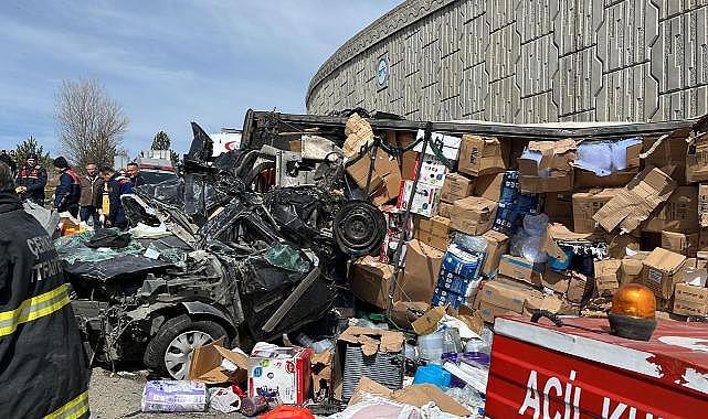Çankırı'da tır otomobilin üzerine devrildi: 4 ölü, 3 yaralı