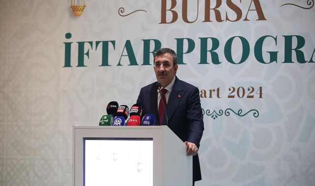 Cevdet Yılmaz, Bursa'da kanaat önderleriyle iftarda buluştu