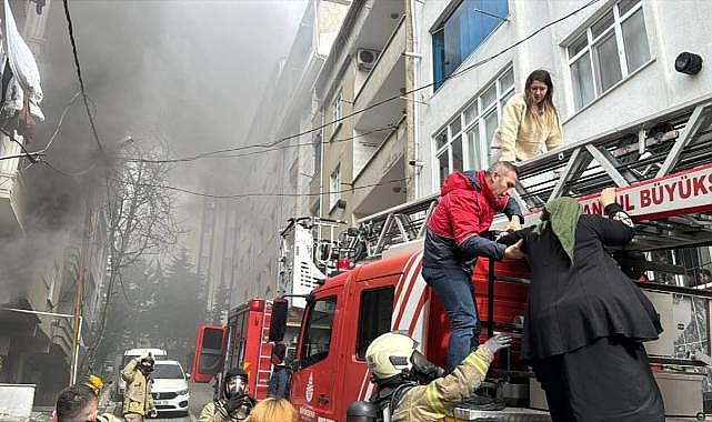 Esenyurt'ta 5 katlı binada çıkan yangına müdahale ediliyor