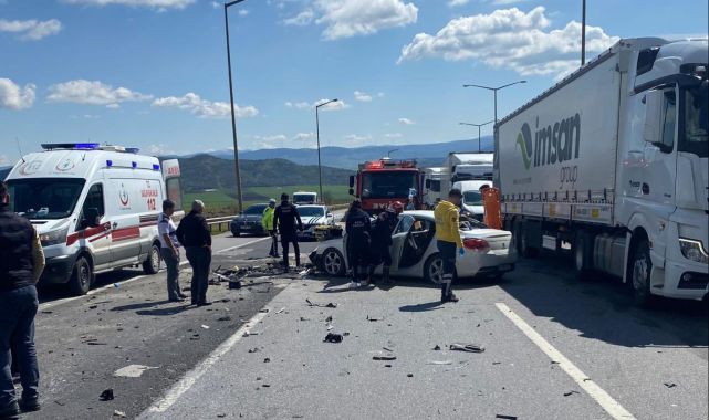 Gaziantep'te otomobil tıra çarptı: 2 ölü, 2 yaralı
