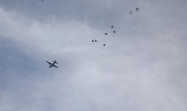 Gazze’ye havadan indirilen yardım kutuları sivillerin üzerine düştü, ölü ve yaralılar var