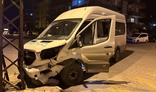 Hatay'da otomobille minibüs çarpıştı: 4 yaralı