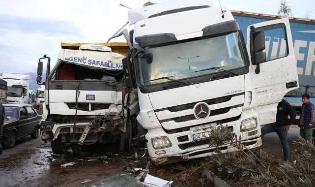 Hatay'da tır ile kamyon çarpıştı: 3 yaralı